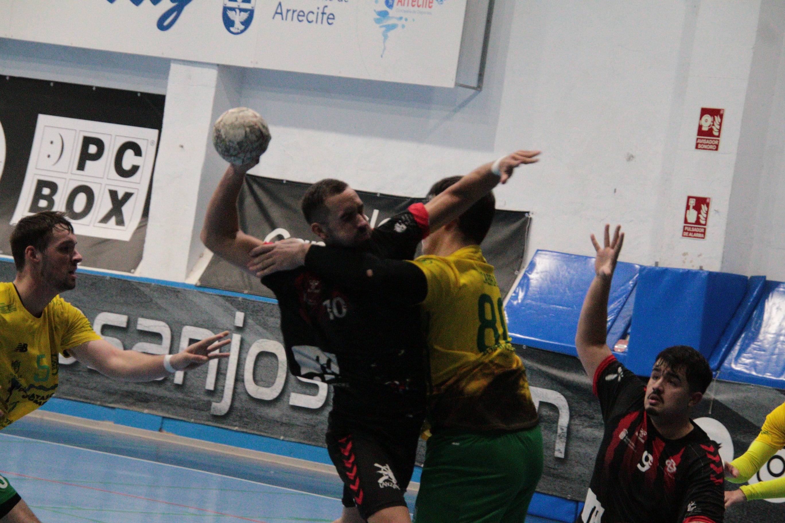 Lanzamiento del Balonmano Lanzarote Ciudad de Arrecife.