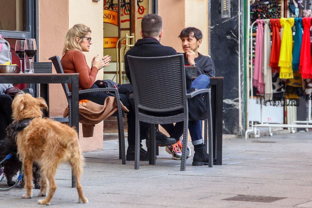 Una mesa en una terraza del distrito de La Latina en Madrid