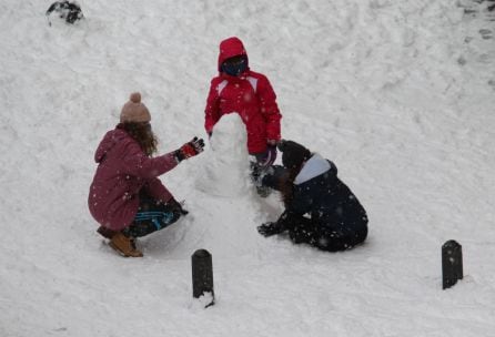 Unos niños realizan un muñeco de nieve