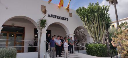 Imagen del minuto de silencio en el Ayuntamiento de Sant Josep
