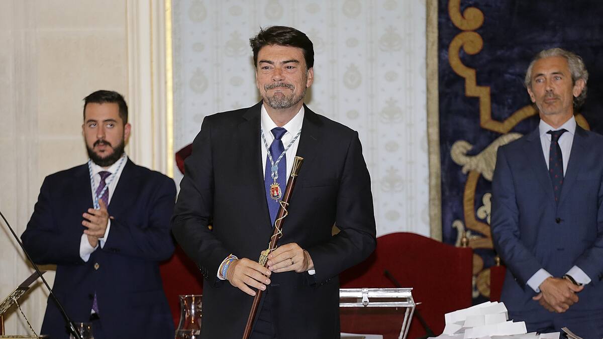 La Columna de Carlos Arcaya: «¿Gobierna ya Vox en el Ayuntamiento de Alicante?»