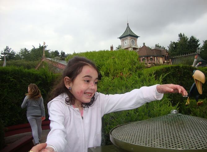 Lucía juega durante un viaje de vacaciones