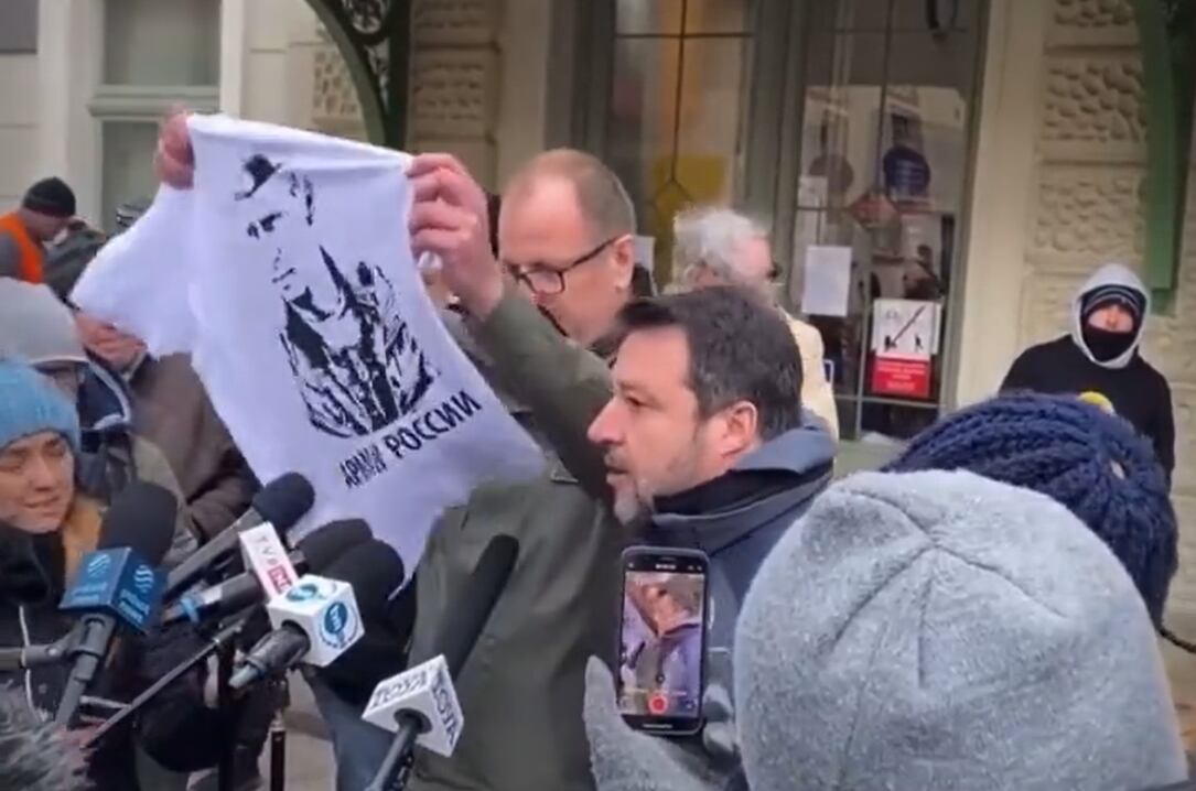 El alcalde de una ciudad polaca muestra la camiseta de Putin con la que Salvini le apoyó