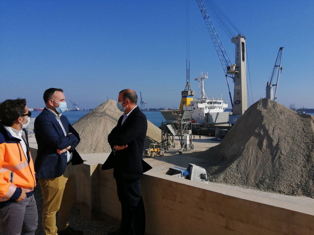 El presidente de la Autoridad Portuaria de Castellón, Rafa Simó, acompañado de los responsables de la terminal Portsur.