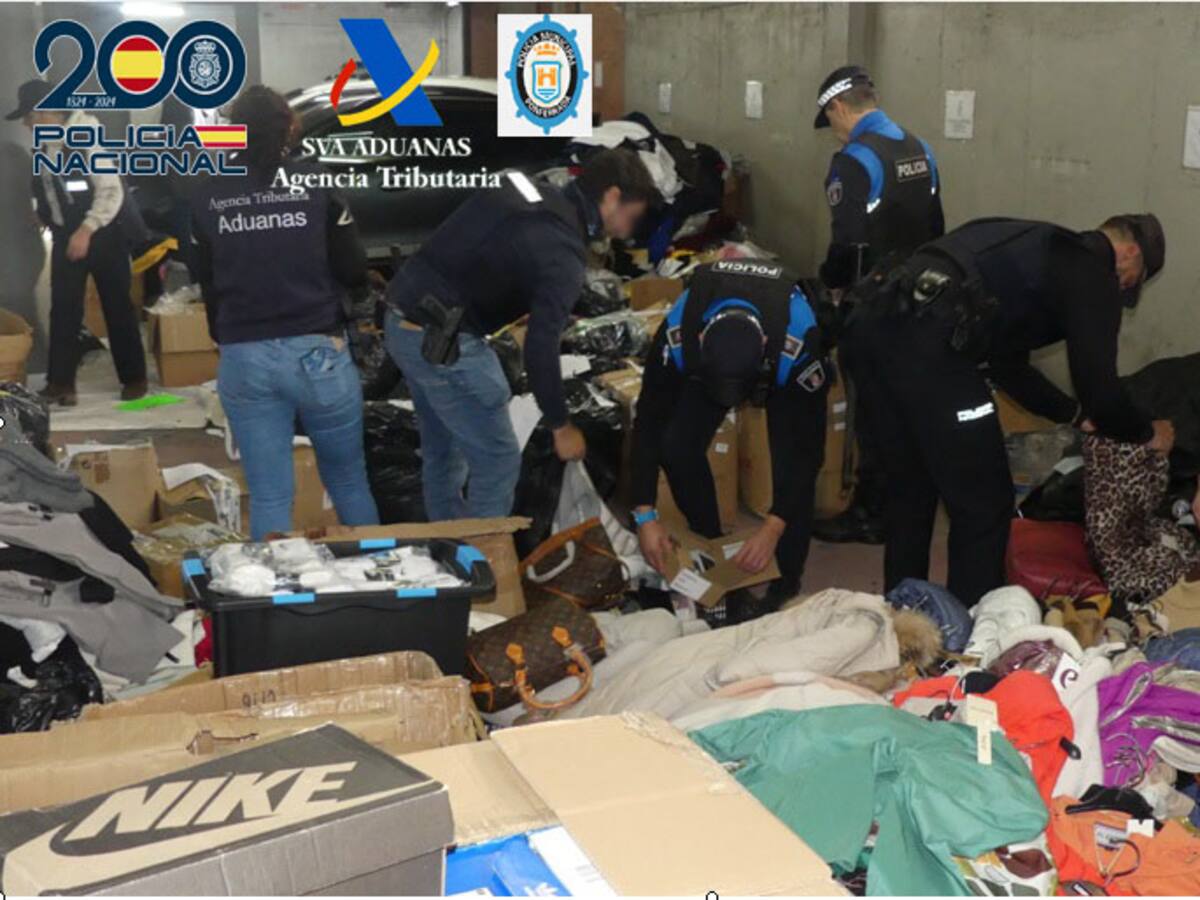Detenidos 11 vecinos de Ponferrada que iban a vender prendas falsificadas en el mercado