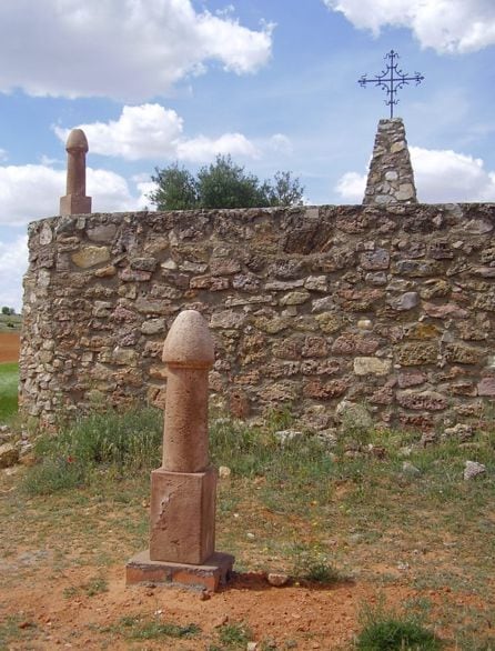 Falos de piedra en Los Hinojosos (Cuenca).