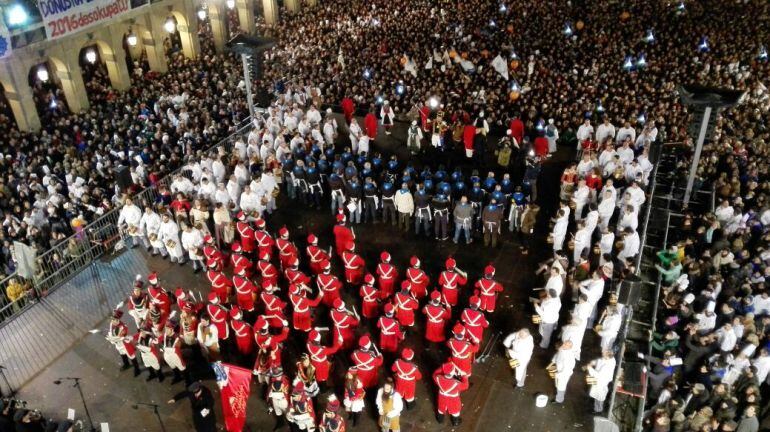 La Tamborrada de la Unión Artesana dirigió la arriada de la bandera