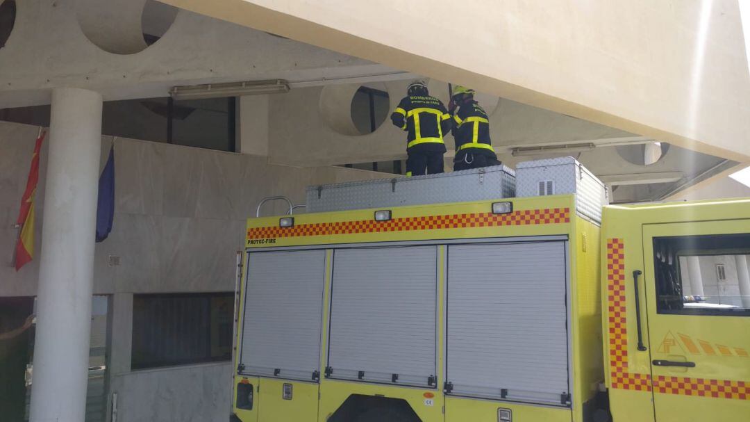 Bomberos inspeccionan el edificio