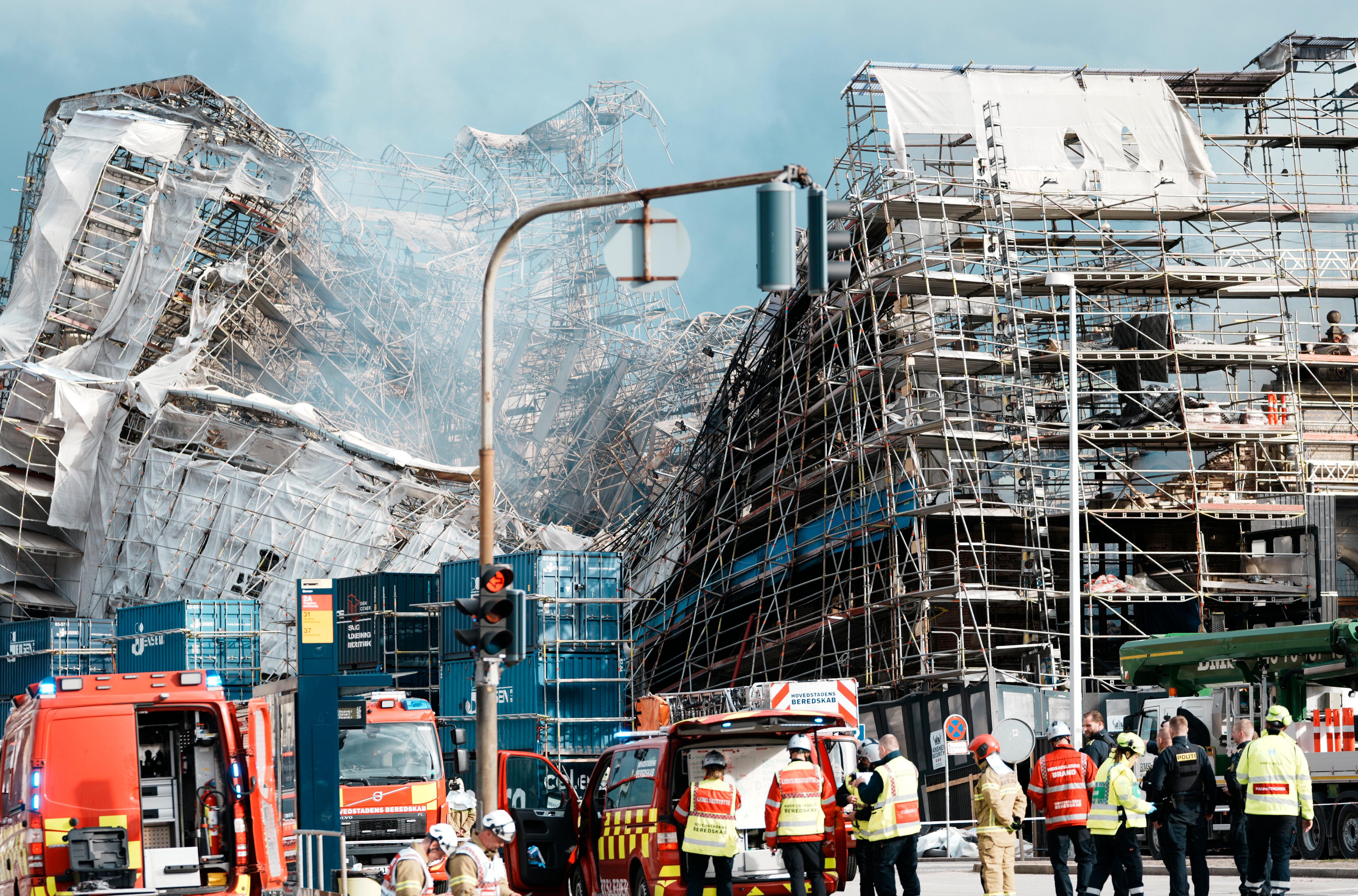 Imagen del derrumbe de una parte de la fachada del edificio de la Bolsa de Copenhague