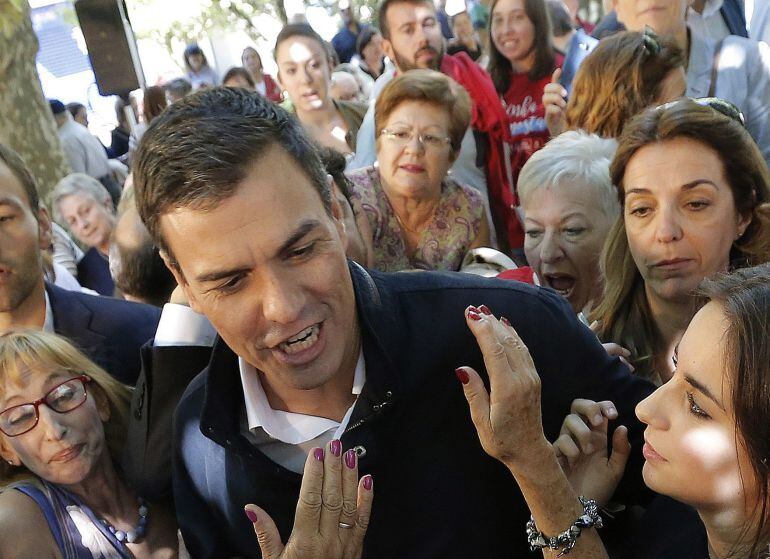 El secretaro general del PSOE, Pedro Sánchez, saluda a los militantes tras el mitin que celebró el partido dentro de la campaña para las elecciones gallegas en la localidad pontevedresa de Vilagarcía. 