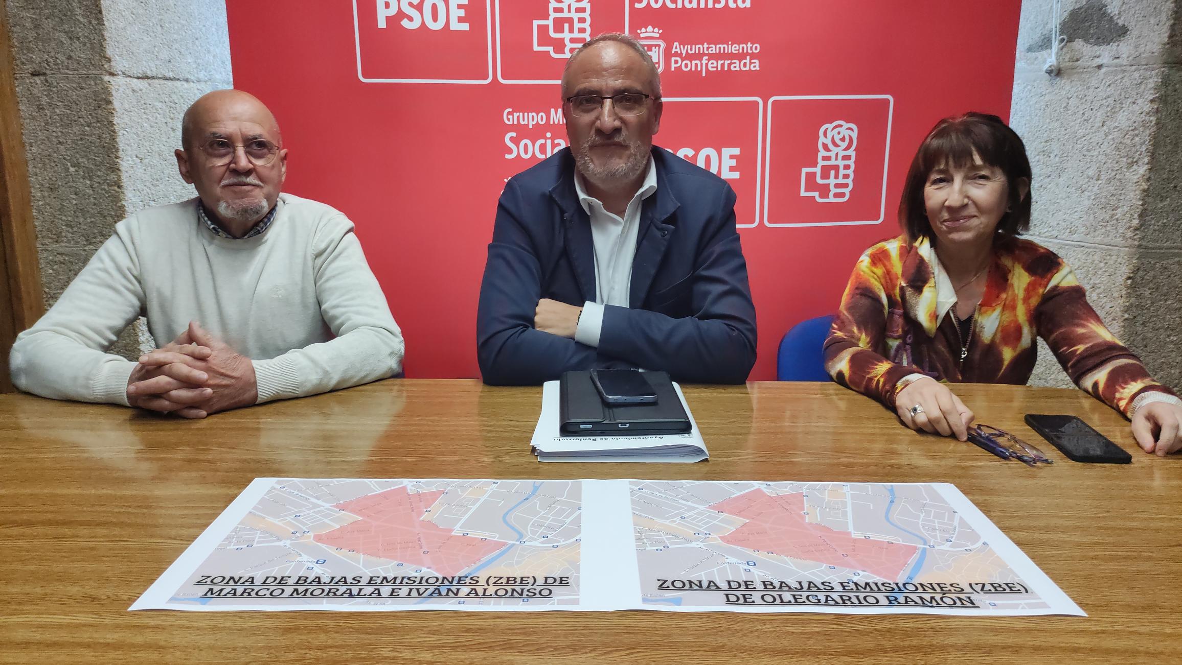 El concejal Pedro F.Robles, el portavoz del PSOE, Olegario Ramón y concejala, Mabel Fernández