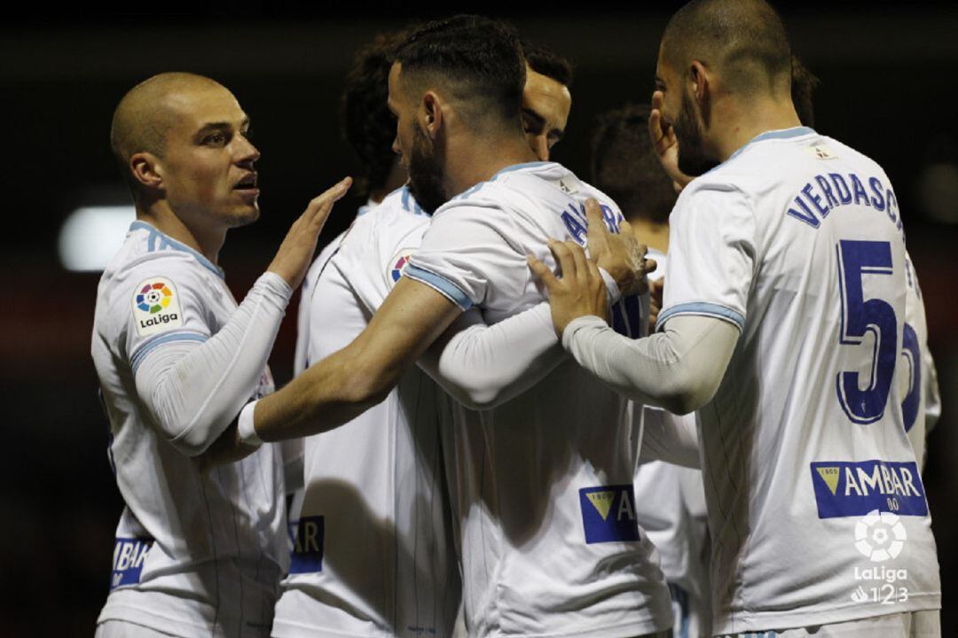 Los futbolistas del Real Zaragoza celebran el gol de Linares