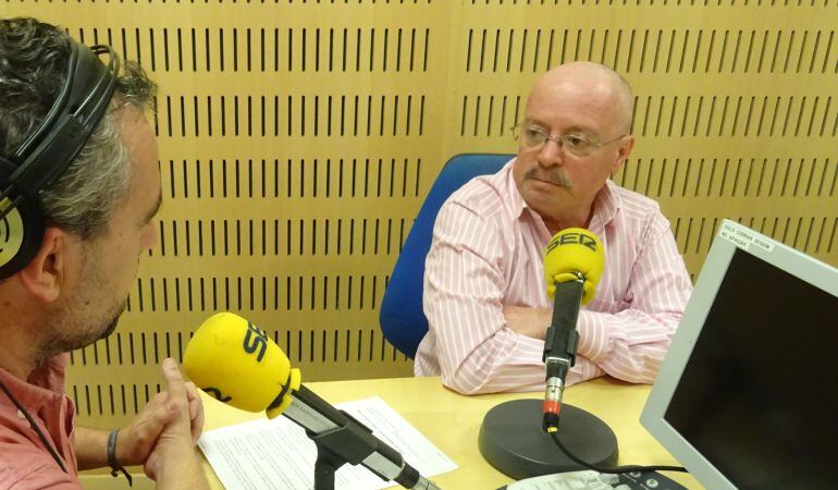 Manolo Nieto, vicepresidente del Consejo de Cofradías y delegado de La Madrugá, durante la entrevista concedida al programa Cruz de Guía