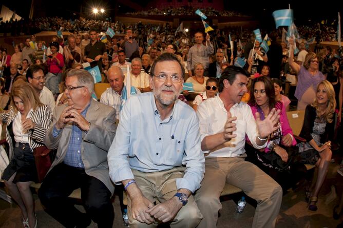 Mariano Rajoy espera su turno para subir al escenario en el mitin de Las Palmas de Gran Canaria