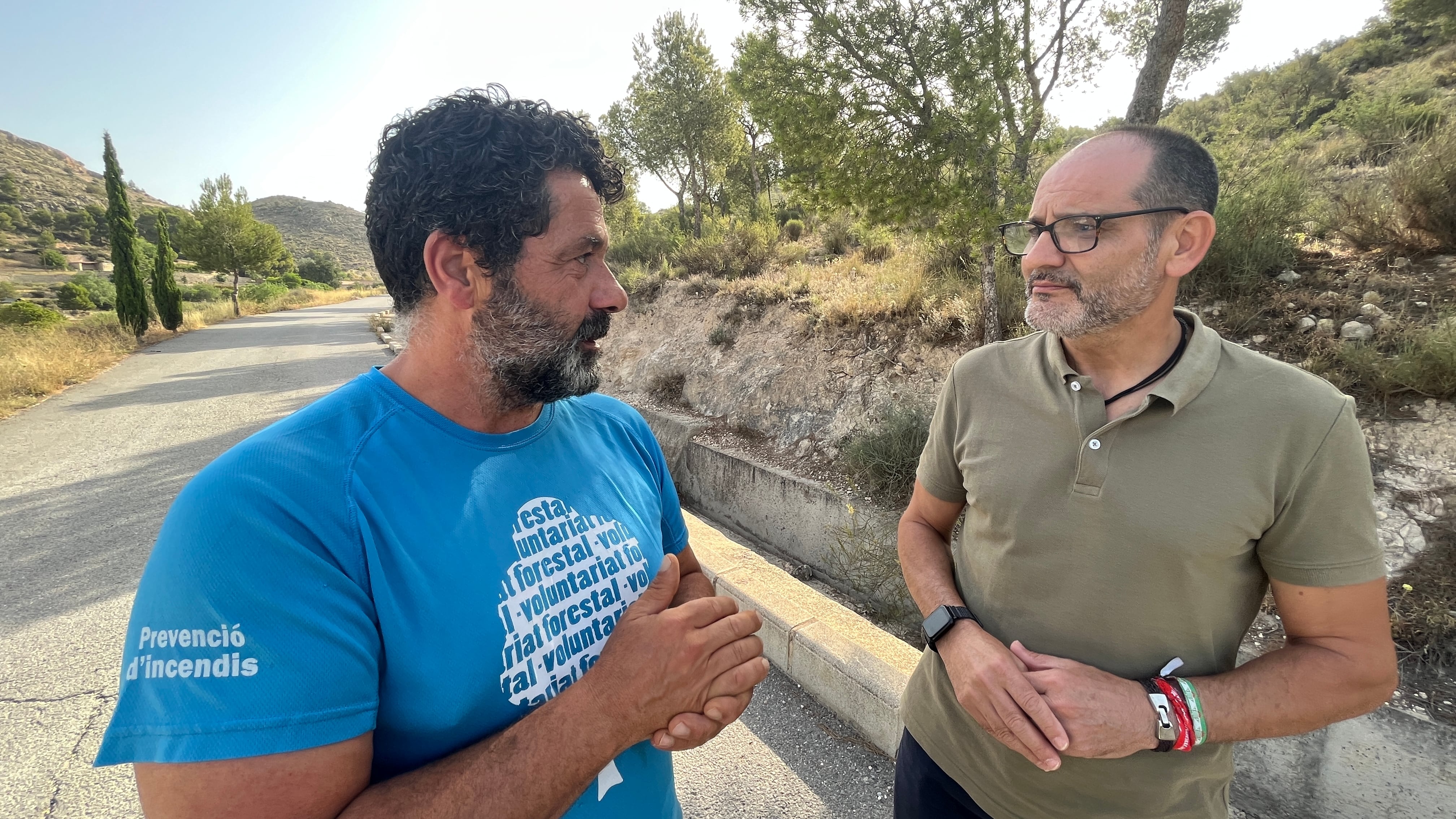 Dani Oliver, coordinador de la actividad, y Fernando Díaz, concejal de Medio Ambiente sobre la presentación del voluntariado ambiental