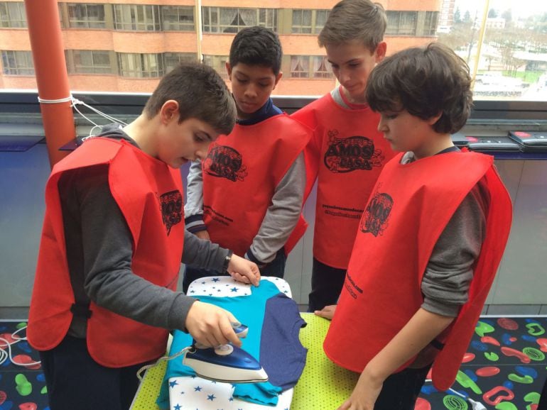 Un equipo de alumnos del colegio La Salle de Burgos participan en el proyecto educativo que les enseña a colaborar en las tareas del hogar