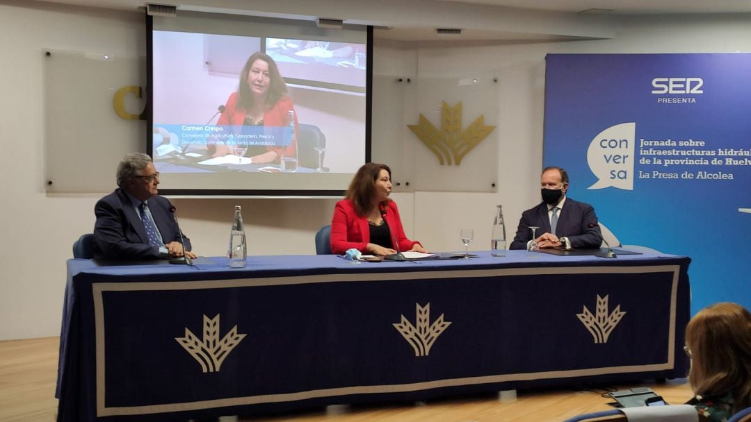 La consejera de Agricultura, Carmen Crespo, en la intervención de la jornada de Conversa de Radio Huelva en la sede de la Fundación Caja Rural del Sur sobre la presa de Alcolea