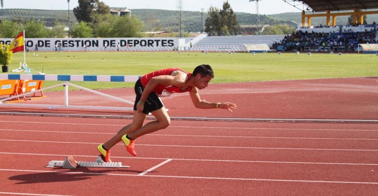 Atleta iniciando una prueba en la pista de atletismo de Andújar.