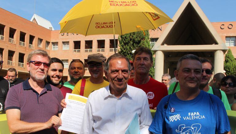 Miembros de la Plataforma per la Defènsa de l&#039;Ensenyament Públic con el secretario autonómico de Educación, Miquel Soler