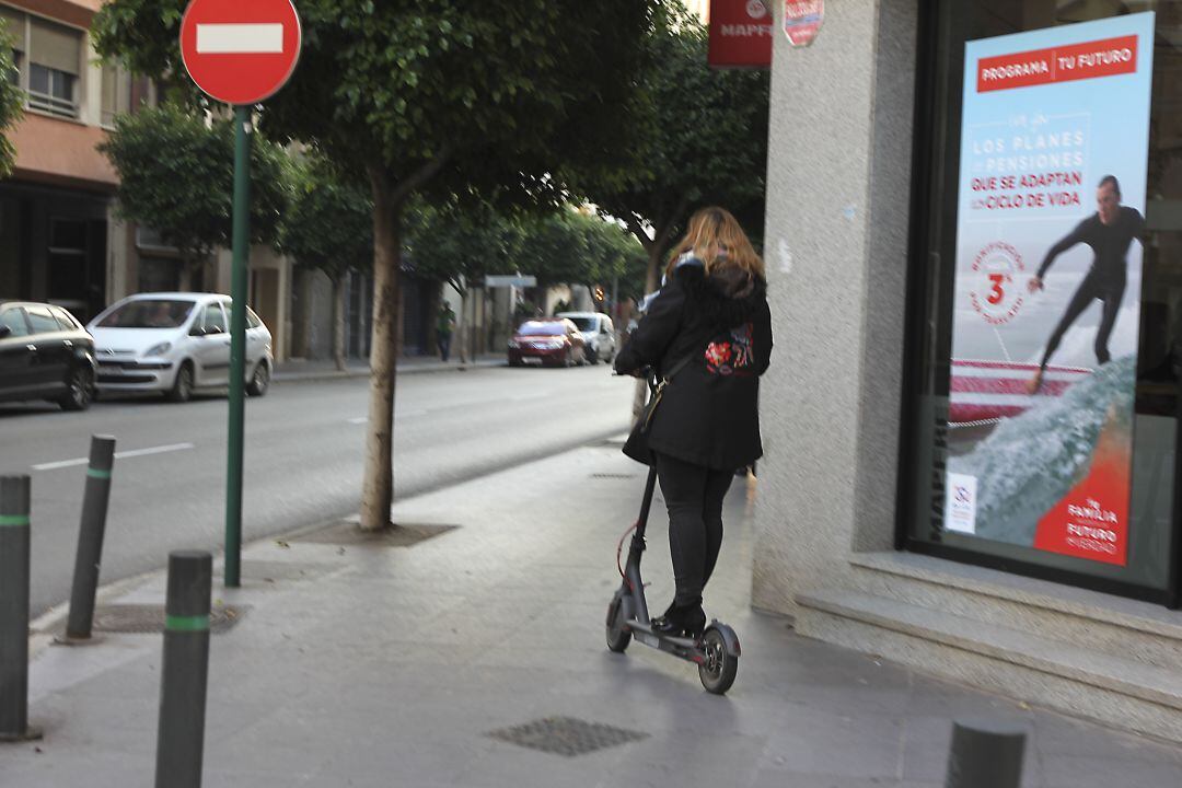 Patinete por la acera. Imagen de archivo