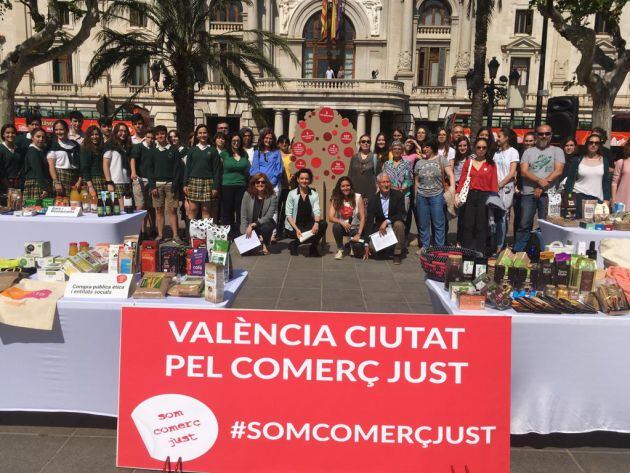 El Día del Comercio Justo se celebra en la plaza del Ayuntamiento de Valencia