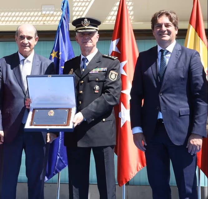 Feliciano Díaz junto al director general de la Policía y al alcalde de Fuenlabrada