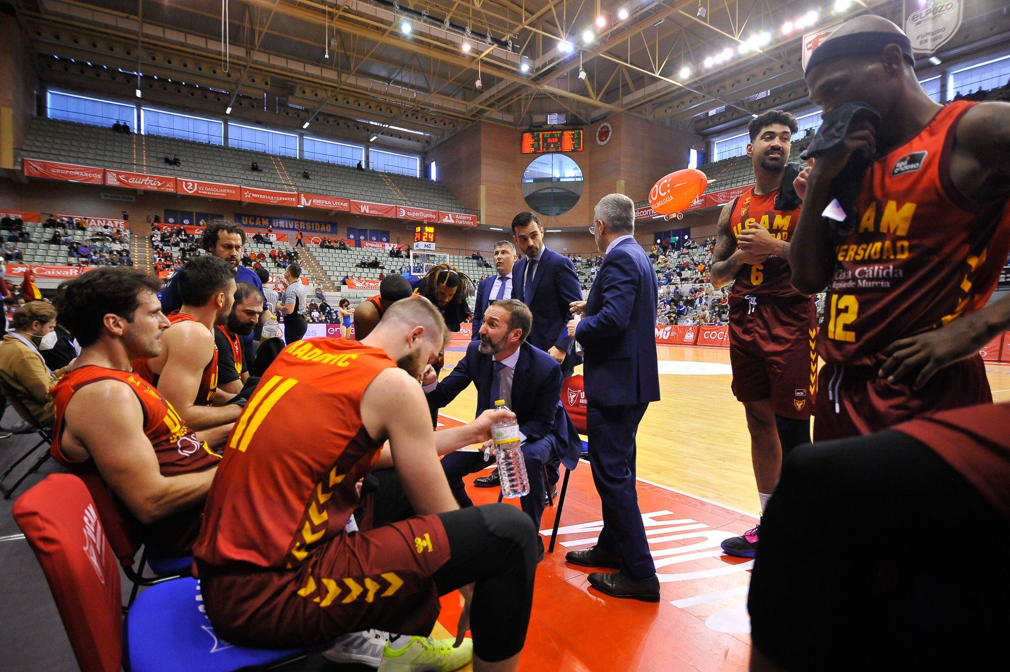 Sito Alonso dando instrucciones durante un tiempo muerto