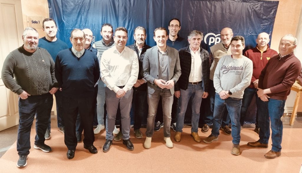 El alcalde de Peñafiel Roberto Díez (i) junto a otros compañeros de partidos y alcaldables de la comarca del Campo de Peñafiel durante el acto de presentación de candidaturas con el presidente de la Diputación y compañero de partido, Conrado Íscar