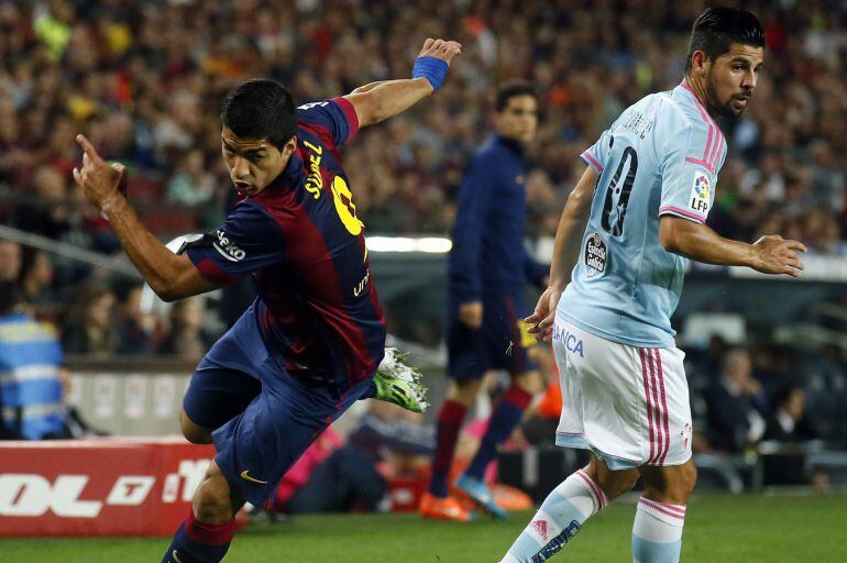 Barcelona's Luis Suarez (L) eludes Celta's Nolito during their Spanish first division soccer match at Camp Nou stadium in Barcelona November 1, 2014. REUTERS/Albert Gea (SPAIN - Tags: SPORT SOCCER)