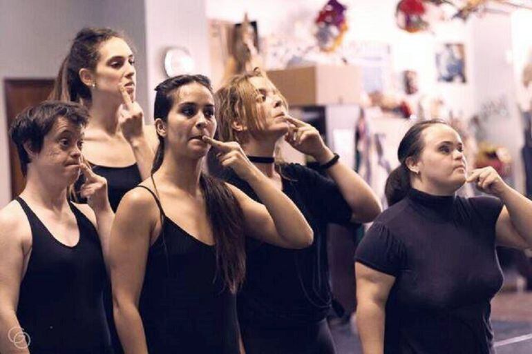 Fotografía facilitada por compañía Danza Mobile que recibirá este lunes el Premio Max de carácter social como reconocimiento a un proyecto artístico que abre &#039;una vía de comunicación&#039; a personas con discapacidad intelectual. La compañía Danza Mobile lleva