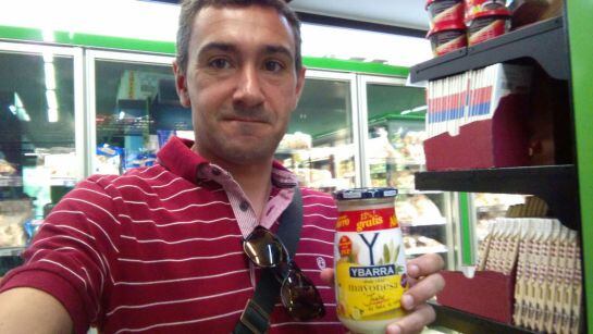 José Ignacio Repeto, en el supermercado, eligiendo la mayonesa Ybarra