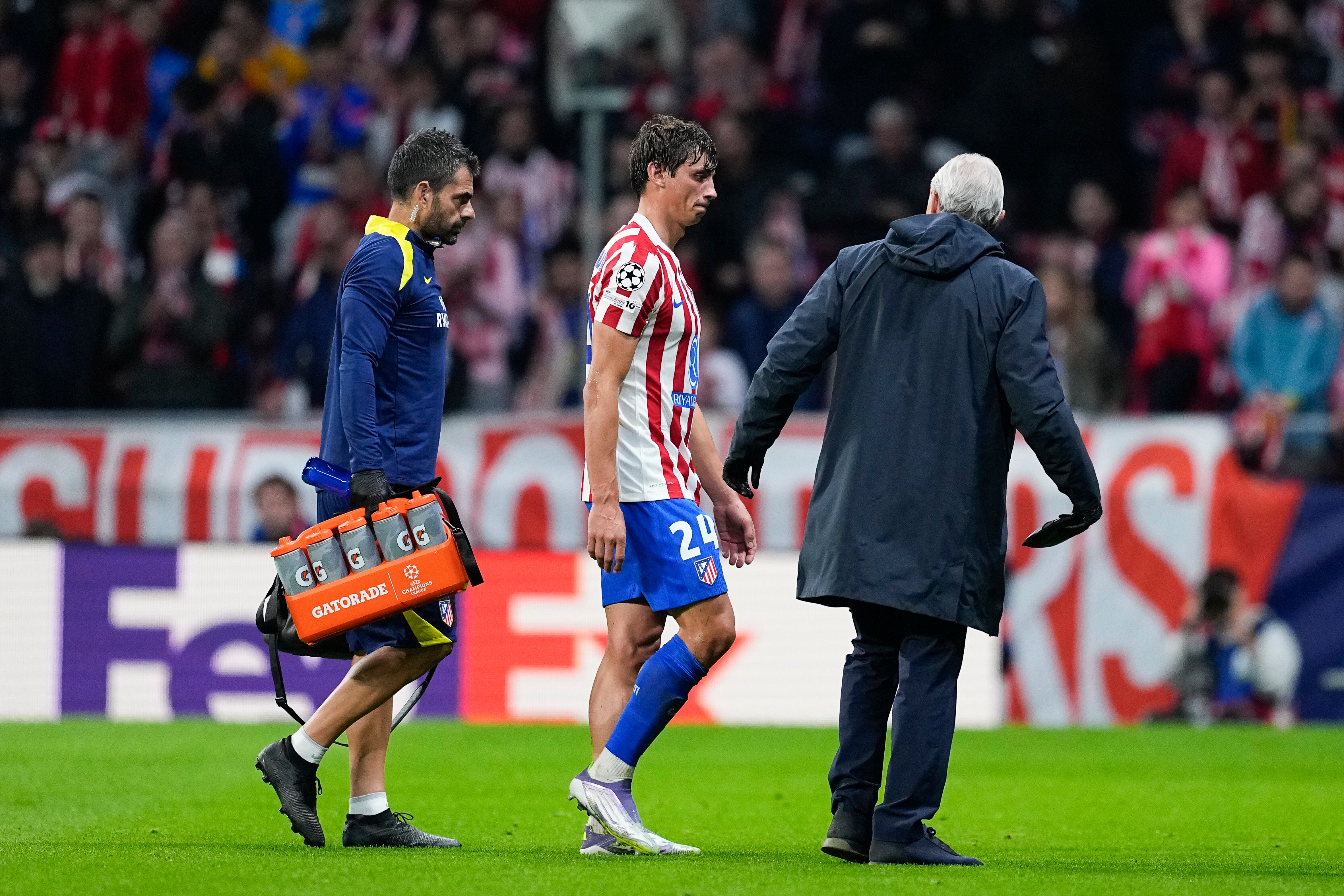 Robin Le Normand, jugador del Atlético de Madrid, se retira lesionado ante el Unión Saint-Gilloise