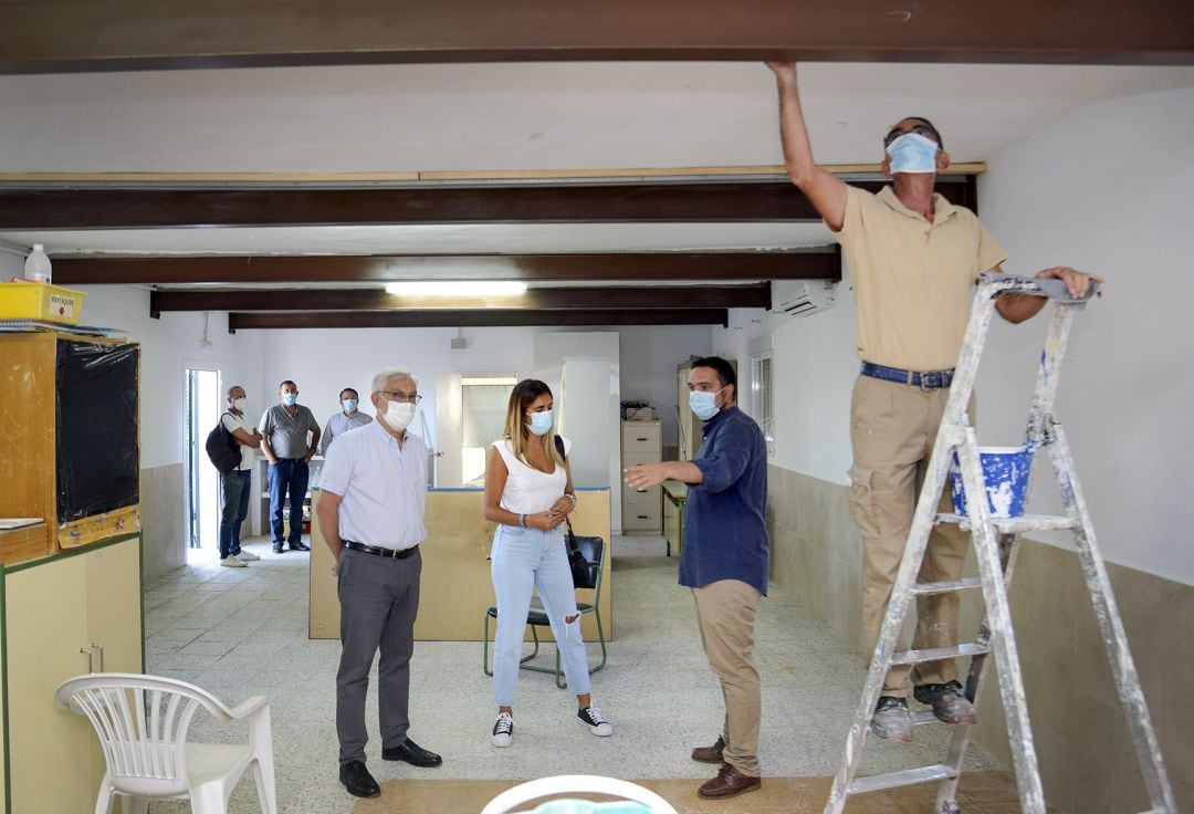 El delegado municipal de Educación, Juan Antonio Cabello, durante la visita al aulario de El Mojo