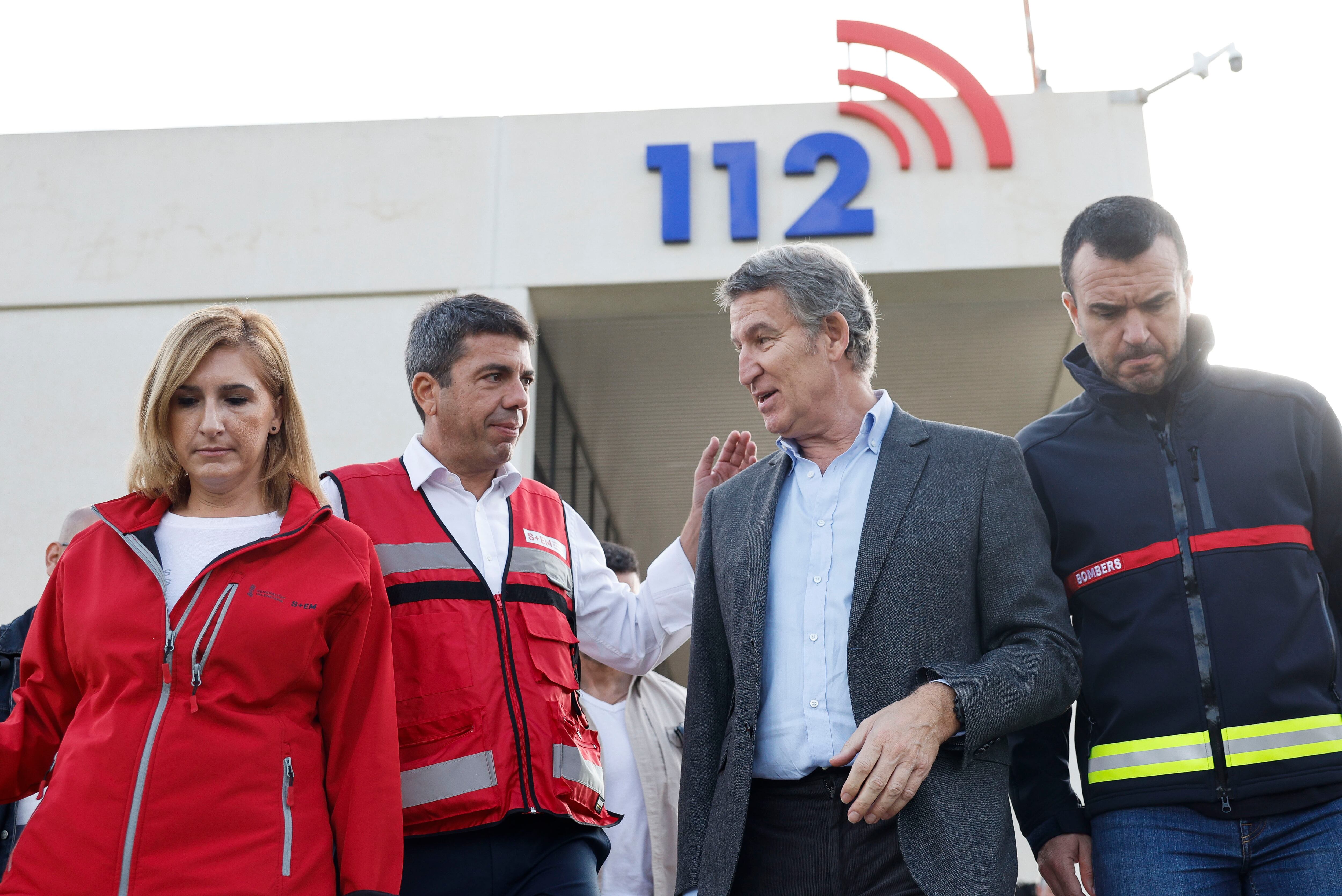 El presidente del Partido Popular, Alberto Núñez Feijóo (2d), junto al president de la Generalitat, Carlos Mazón (2i), la consellera de Justicia e Interior, Salomé Pradas (i), y el presidente de la Diputación Provincial de Valencia, Vicente José Mompó, en una visita al Centro de Coordinación de Emergencias de la Comunitat Valenciana, el pasado jueves.