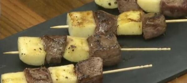 Brochetas de pavo, miel y manzana