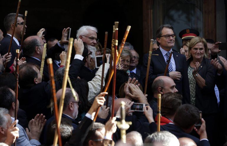 El presidente de la Generalitat, Artur Mas, saluda a los cientos d epersonas que se han congregado ante el Tribunal Superior de Justicia de Cataluña (TSJC), tras finalizar su declararación como imputado por la organización del 9N.