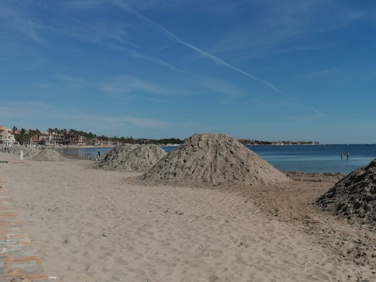 Pacto por el Mar Menor denuncia la utilización una vez más de maquinaria pesada para acondicionar las playas