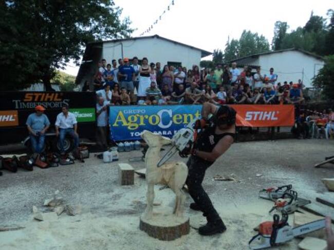 Exhibición de motosierras tallando un cervatillo en el festival de la Sierra y el Hombre