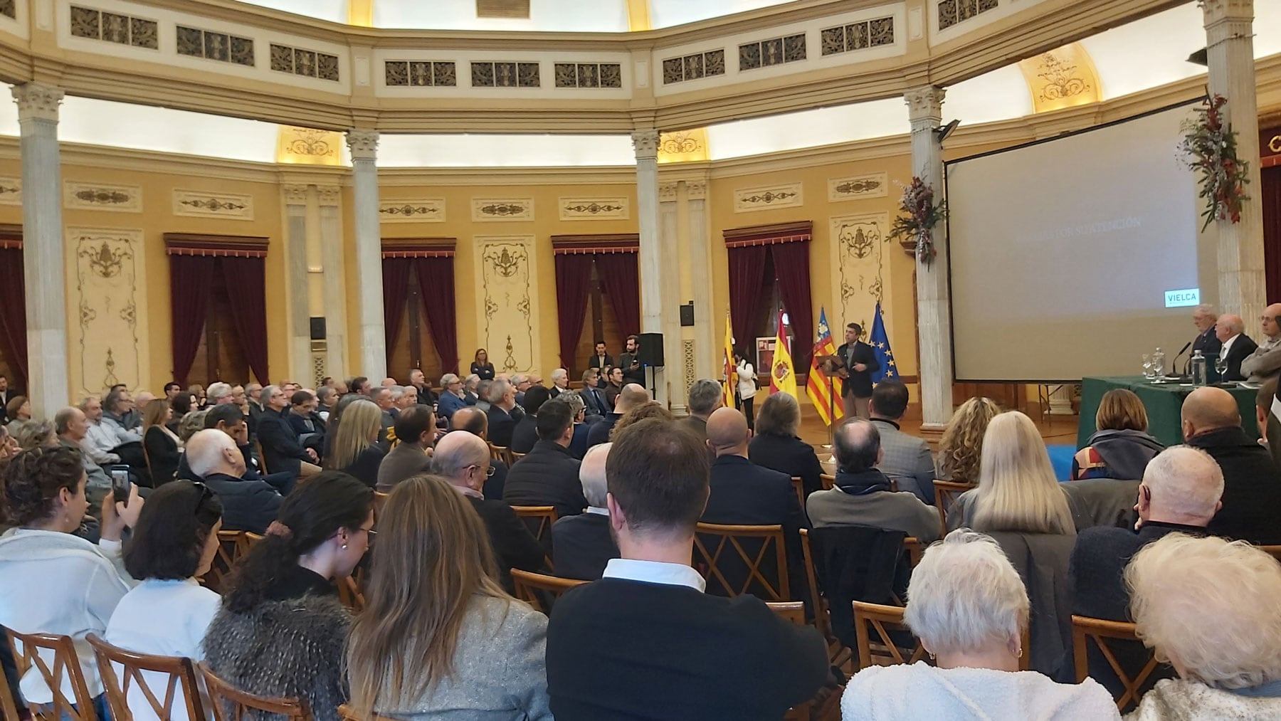 El salón Rotonda ha sido el lugar donde se ha realizado esta conferencia-presentación del estudio de viabilidad del tren Alcoy-Alicante