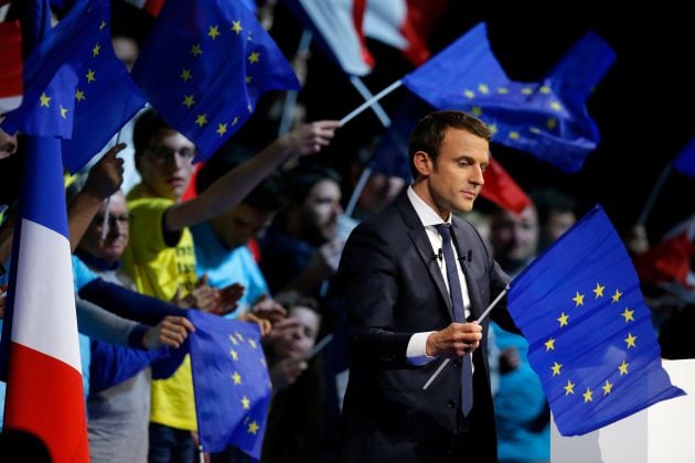 Emmanuel Macron, con una bandera de la Unión Europea