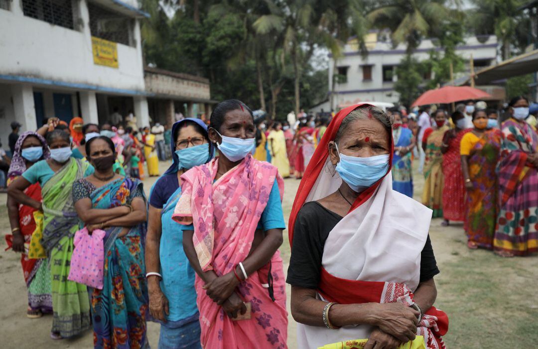 La COVID-19 deja en la India cifras terribles, con cerca de 16 millones de fallecidos desde el inicio de la pandemia. 