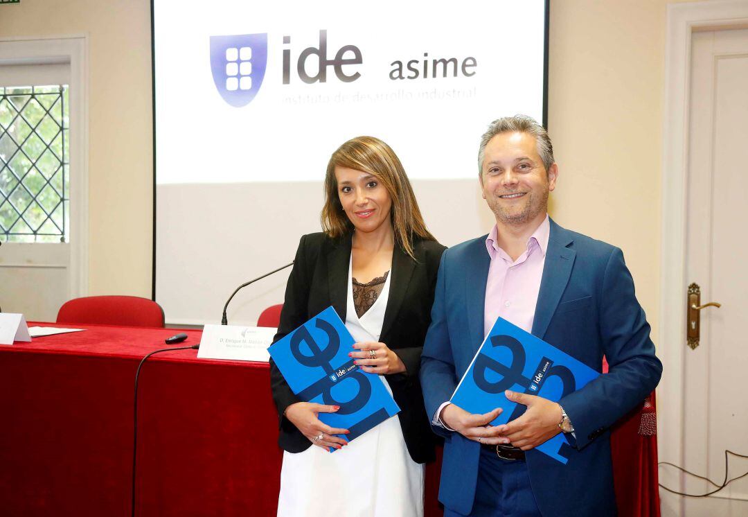 Vanessa Méndez, directoria del IDE-Asime, y Enrique Mallón, secretario general de Asime. 