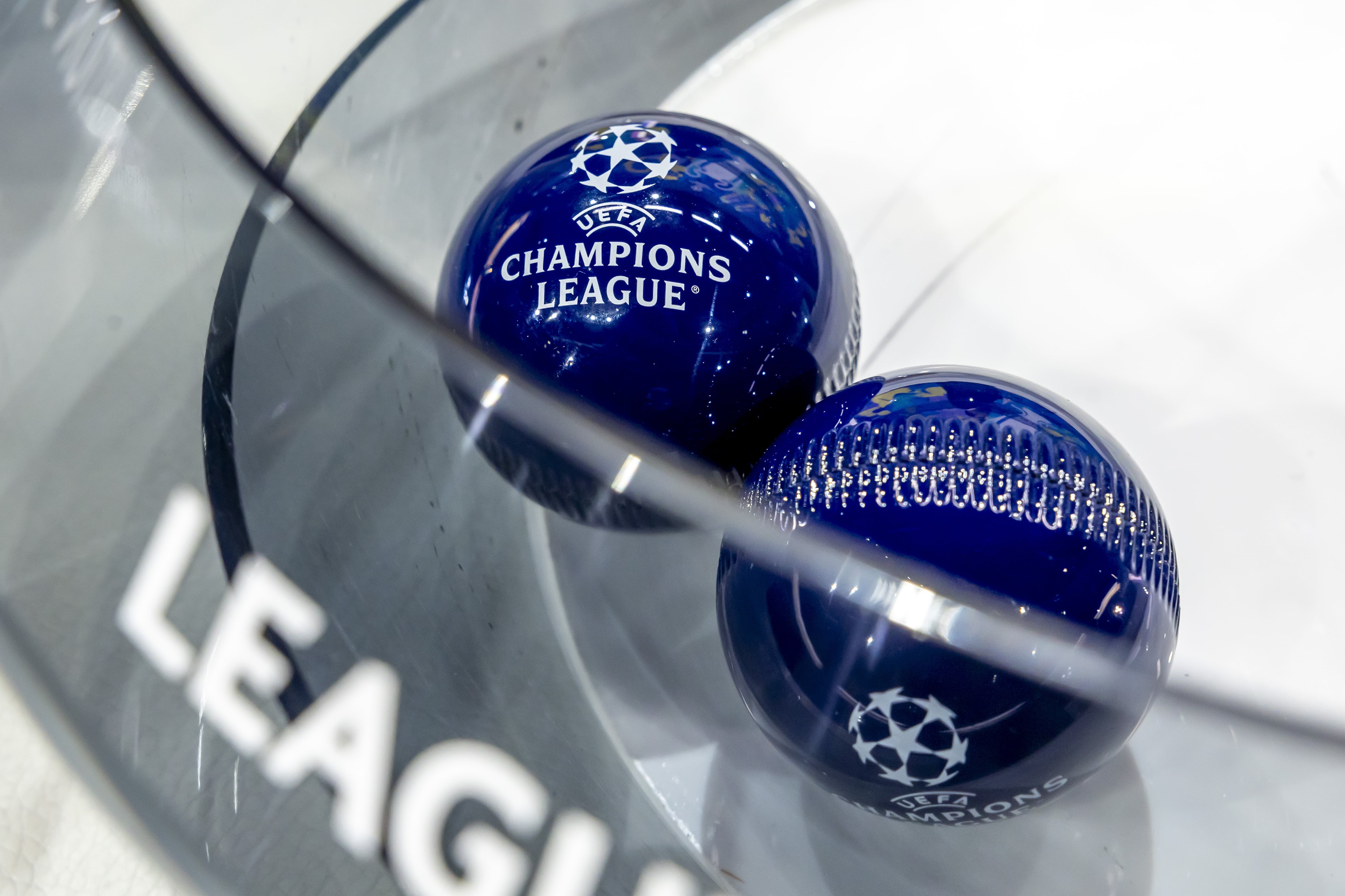 Dos bolas del sorteo de la UEFA Champions League