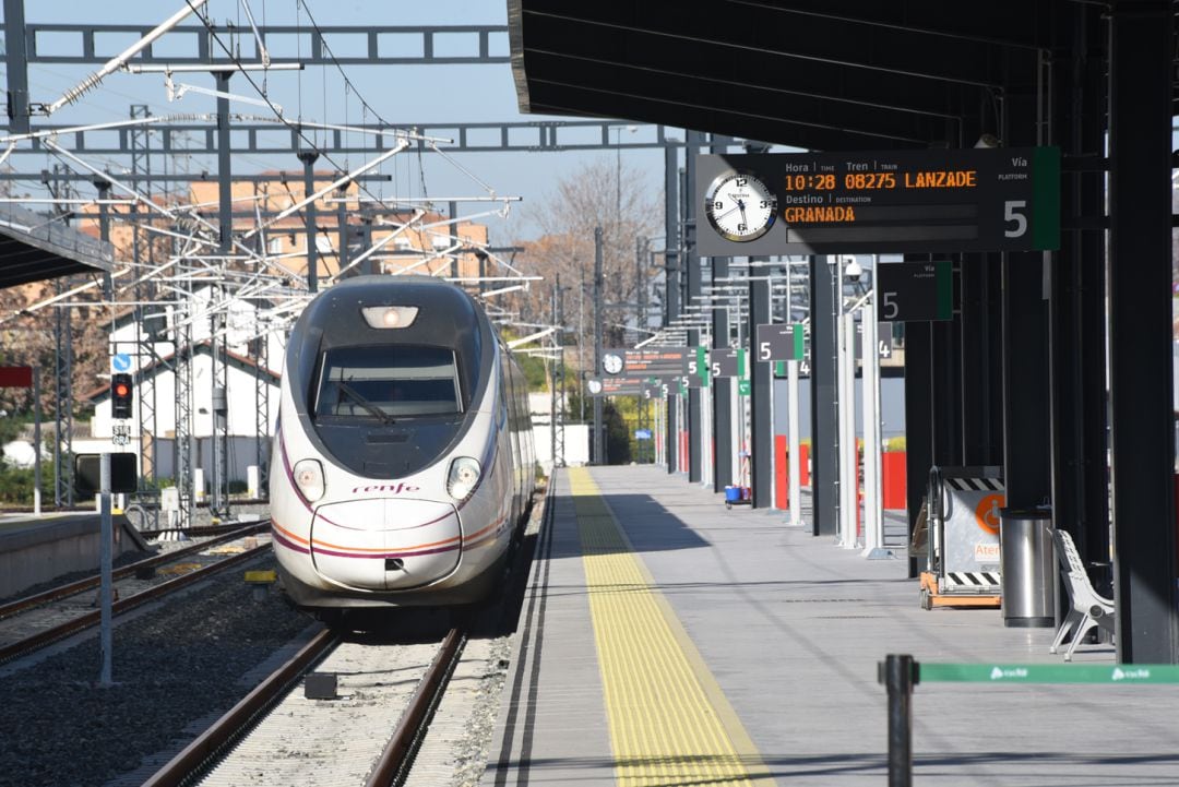 Llegada del primer tren AVANT de alta velocidad procedente de Sevilla a la estación de Granada