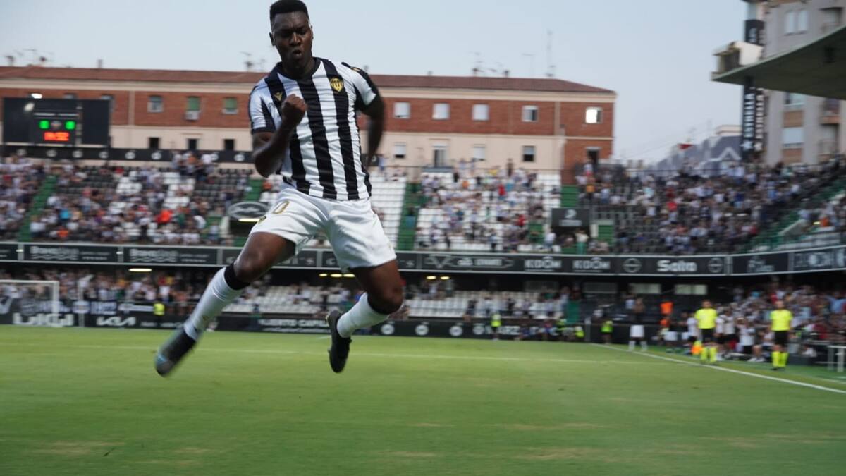 El C.D.Castellón se impone al Valencia CF en el partido del centenario (1-0)