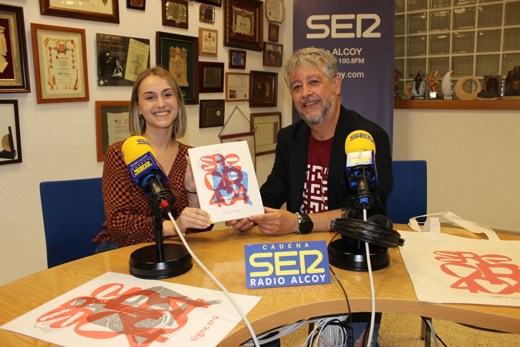 María Saavedra y Rafa Calbo, en el estudio central de Radio Alcoy, con un ejemplar de la revista