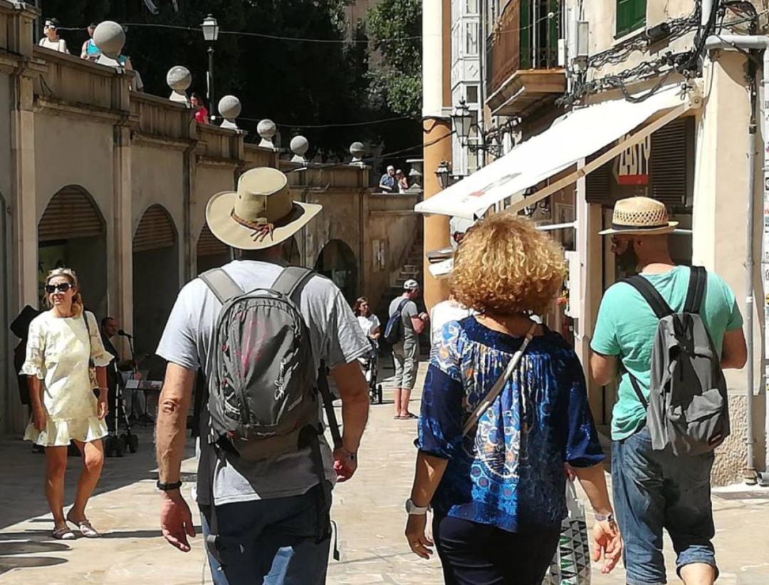 Imagen de archivo de turistas paseando por una calle céntrica de Palma.