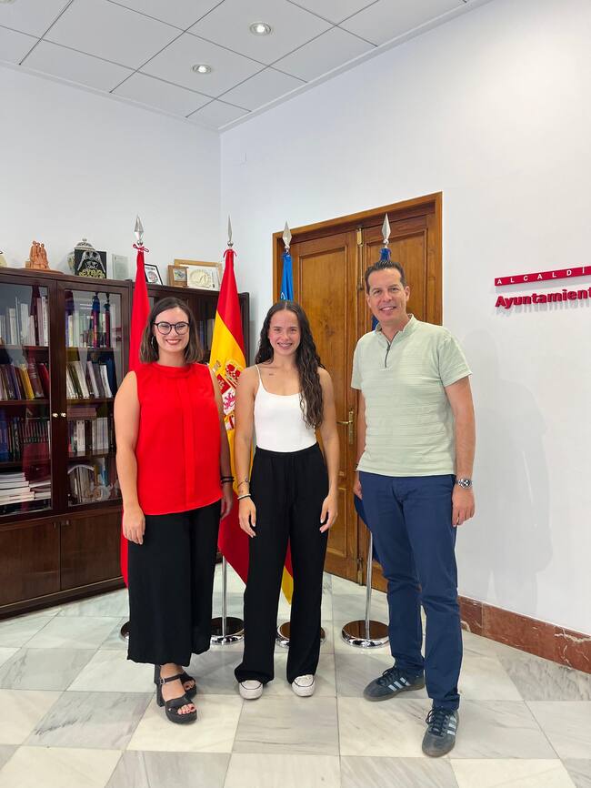 Zaira Benítez entre el alcalde de Elda, Rubén Alfaro y la edil de Deportes, María Gisbert