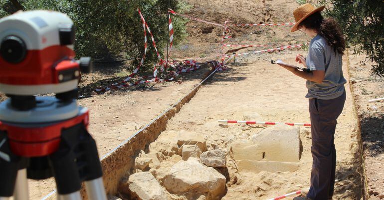 Una mujer trabaja en las excavaciones de la UJA en Mengíbar.