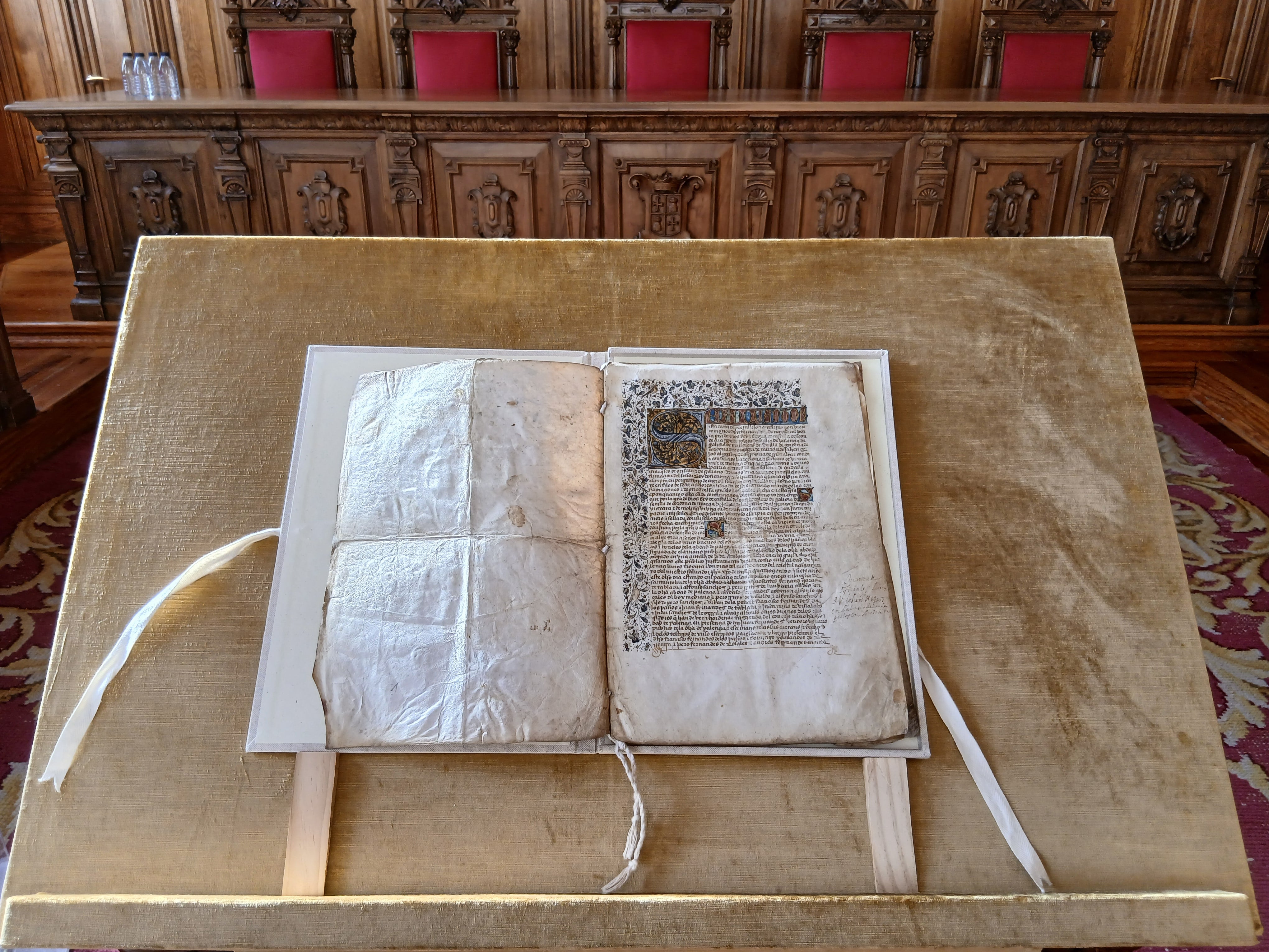 Documento “Confirmación por los Reyes Católicos de las ordenanzas de tejedores de paños blancos y burieles de la ciudad de Palencia, de 31 de enero de 1407. Medina del Campo, 1486-octubre-20.”